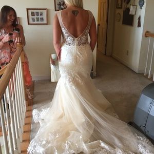 Milla Nova wedding dress NWT Size 10-12 US